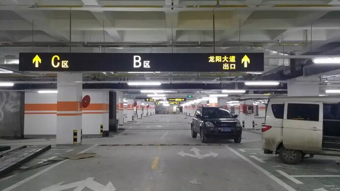 停�R场导视牌制作